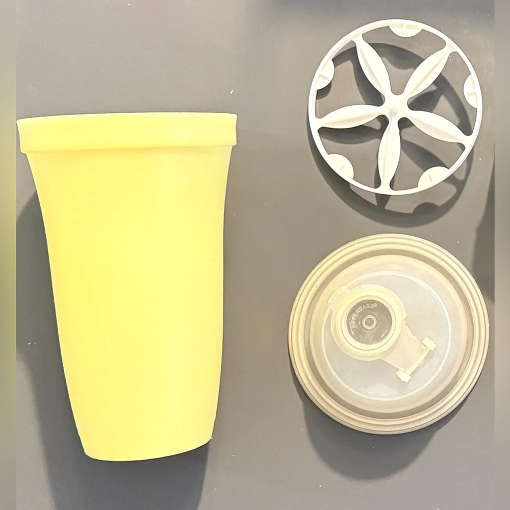 Tupperware Yellow Quick Shake & mini spice salt pepper Vintage set 5 pieces - Picture 3 of 6